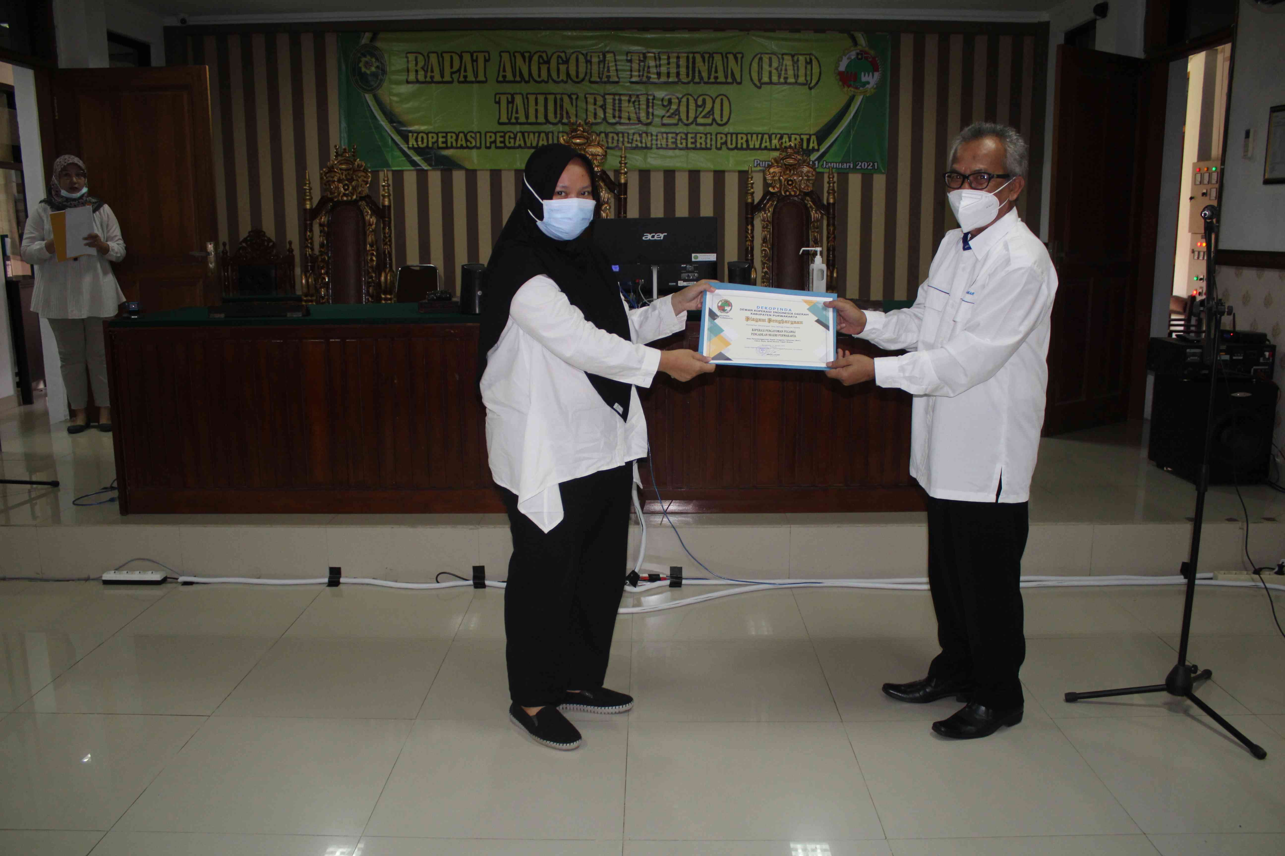 Ketua Koperasi Pengayoman Pegawai Pengadilan Negeri Purwakarta menerima Piagam Penghargaan dari Kantor Dinas Koperasi dan UKM Kabupaten Purwakarta (11/1/2021)